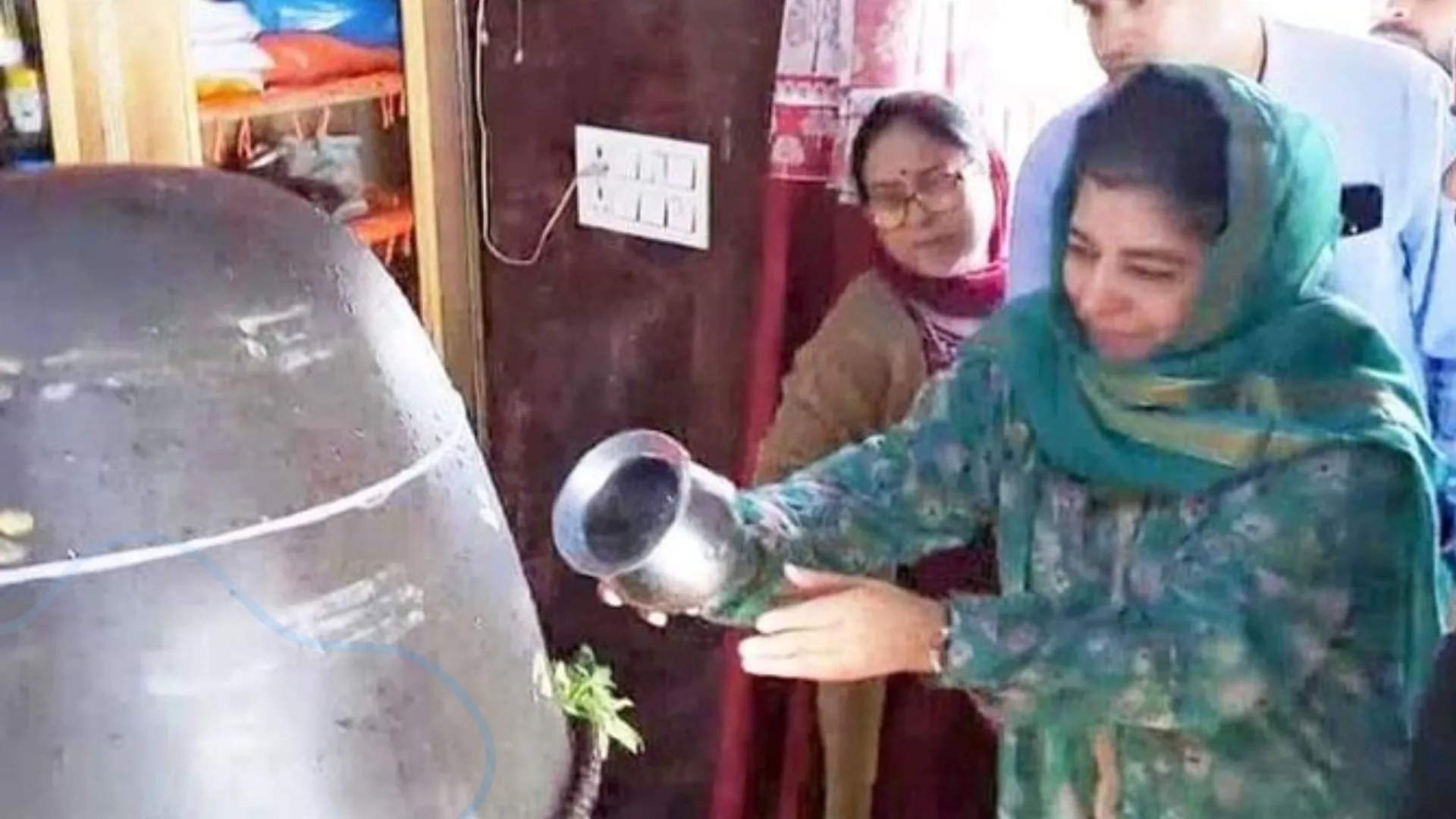 VIDEO: महबूबा ने मंदिर में शिवलिंग पर चढ़ाया जल, BJP बोली- 'राजनीतिक नौटंकी', जानिए क्या बोलीं पूर्व CM ?