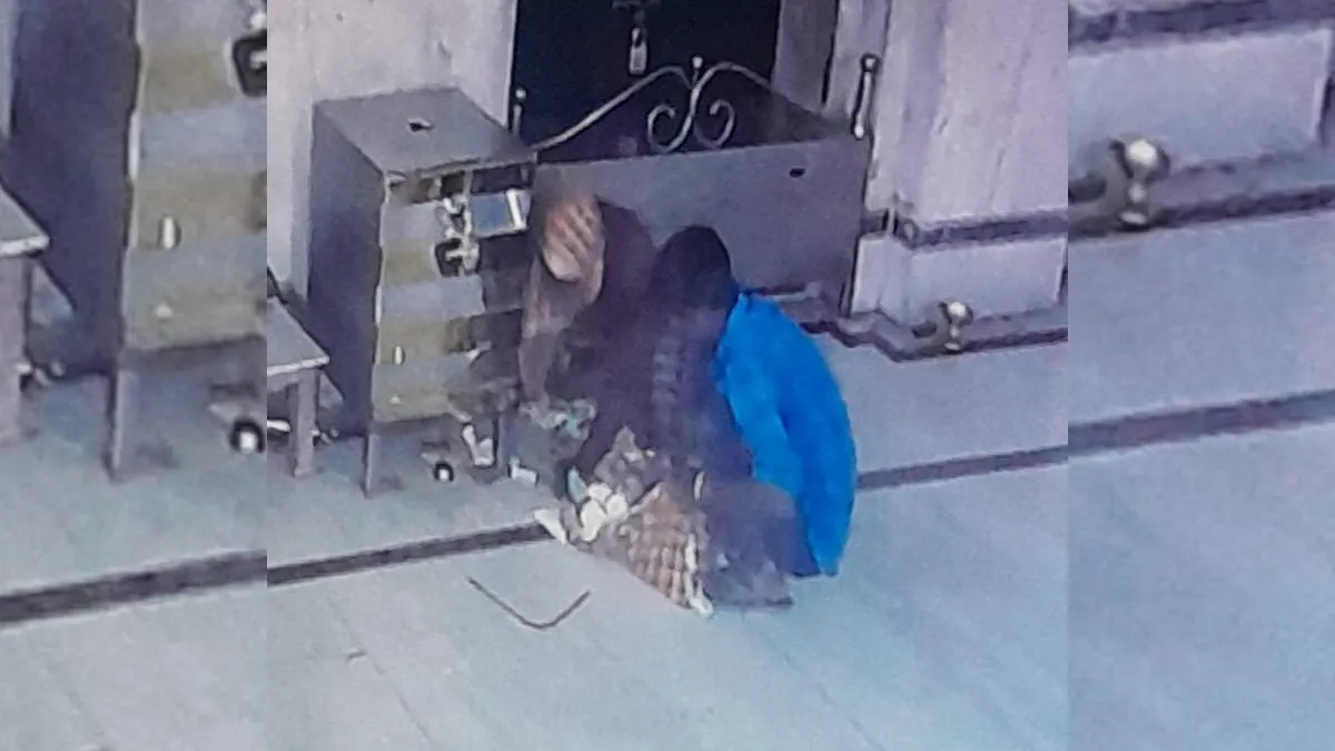 बरेली: दुर्गा मंदिर के दान पात्र से हजारों की चोरी, वारदात सीसीटीवी कैमरे में कैद