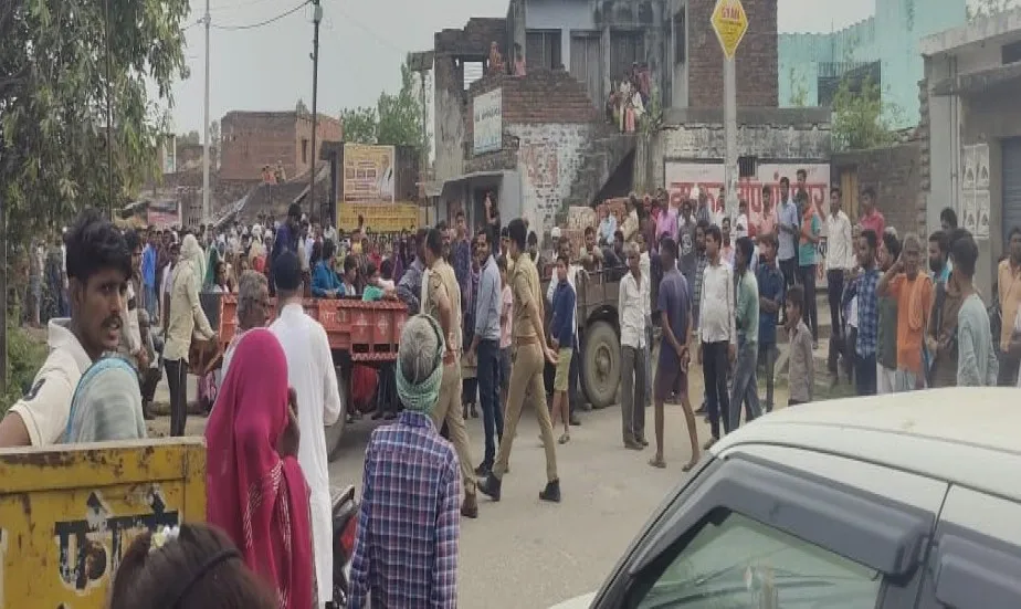 Pilibhit: हाईवे पर ट्रॉली लगाकर ग्रामीणों ने लगा दिया जाम, बोले- आवारा सांड पकड़वाओ..जानिए पूरा मामला