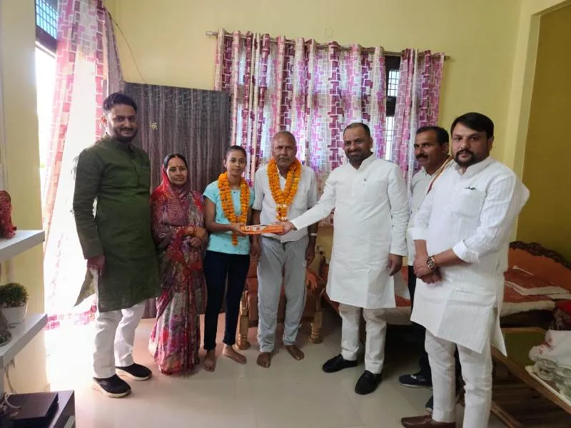 अयोध्या : 12वीं की मेधावी छात्रा को किया सम्मानित