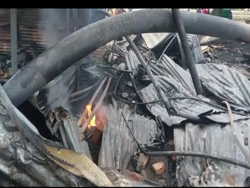 बहराइच: दरगाह में संचालित दुकानों में लगी भीषण आग, लाखों का नुकसान