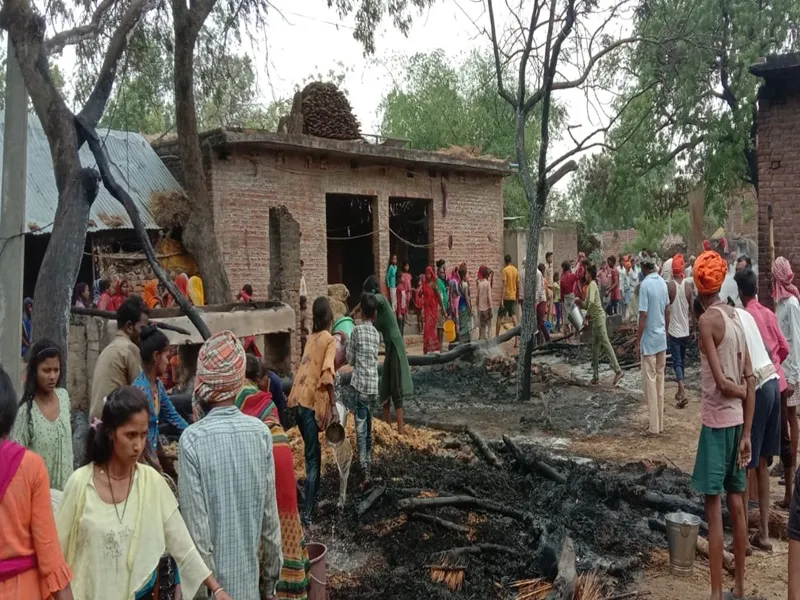 रायबरेली: विद्युत पोल से निकली चिंगारी ने मचाई तबाही, चार घरों की गृहस्थी हुई खाक 