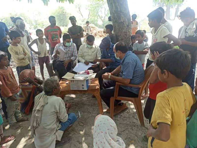 Amrit Vichar Impact: बहराइच के सिपहिया प्यूली गांव में स्वास्थ्य टीम ने जांच कर बांटी दवाएं