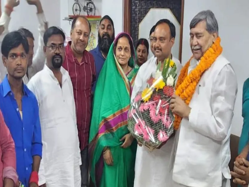 बस्ती: कांग्रेस के पूर्व जिलाध्यक्ष अंकुर वर्मा पत्नी समेत सपा में हुए शामिल