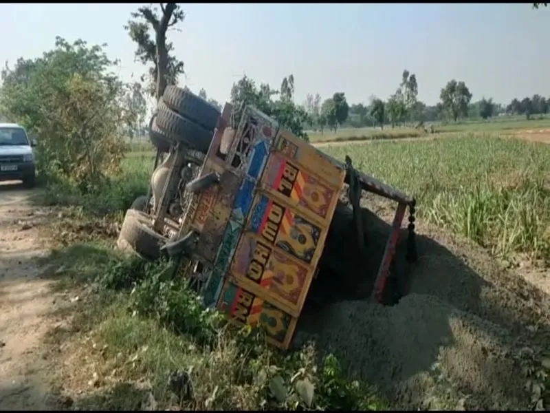 बहराइच: बिना चालक के ढलान पर चली ट्रक खड्ड में पलटी