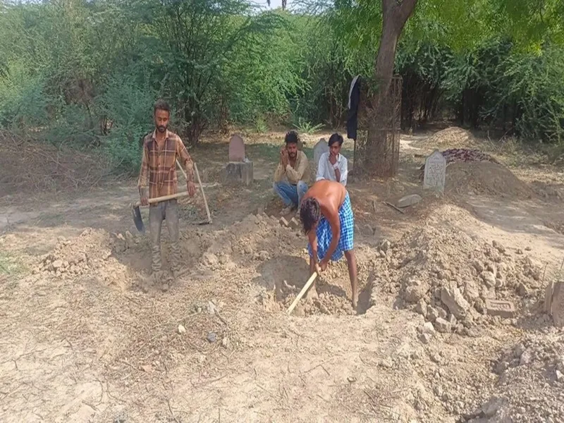 प्रयागराज: कसारी मसारी के कब्रिस्तान में खोदी जा रही अतीक अहमद और अशरफ की कब्र
