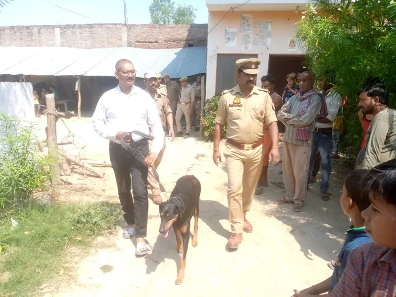 बाराबंकी: ठाकुरद्वारा से अष्टधातु से निर्मित राम सीता लक्ष्मण की बेशकीमती मूर्तियां चोरी, एएसपी ने लिया जायजा
