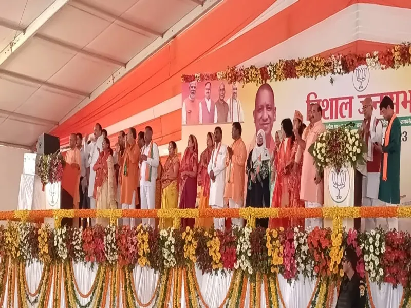 रायबरेली में बोले सीएम योगी - यूपी में गरीब-व्यापारी सिर उठाकर और अपराधी गले में तख्ती टांगकर घूमते हैं
