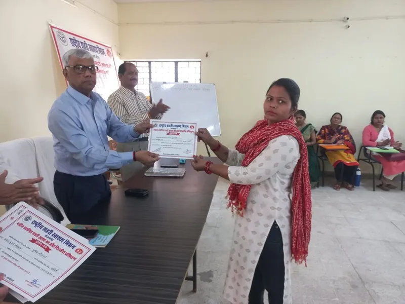 अयोध्या: सीएमओ ने किया सीएचसी का निरीक्षण, आशा को बांटे प्रमाणपत्र