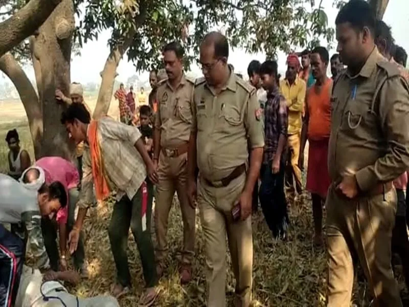 बहराइच खेत में फंदे से लटकता मिला किसान का शव, फोरेंसिक टीम के साथ पुलिस ने किया जांच 