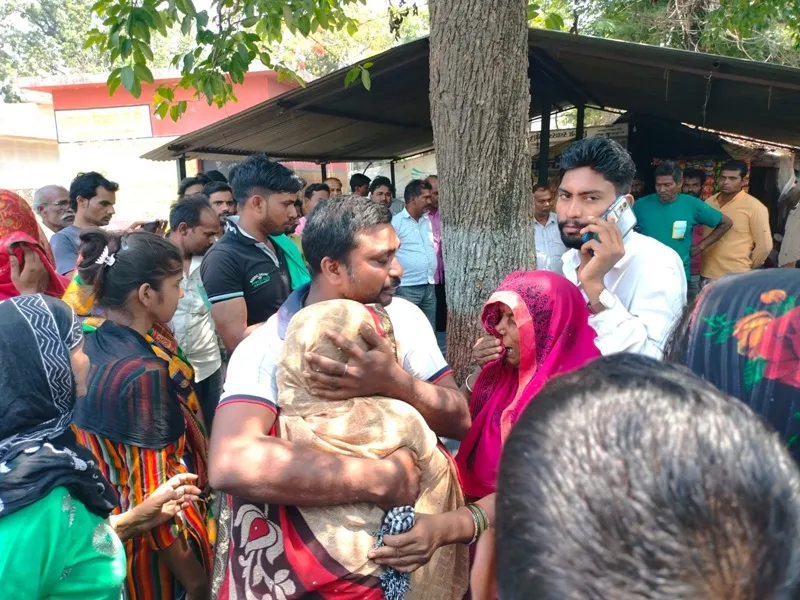 बाराबंकी: सड़क किनारे लगे मौरंग के ढेर ने ले ली दो युवकों की जान