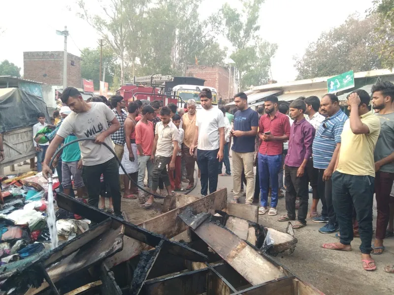 हरदोई: दो दुकानों में लगी भीषण आग, लाखों का सामान जलकर स्वाहा