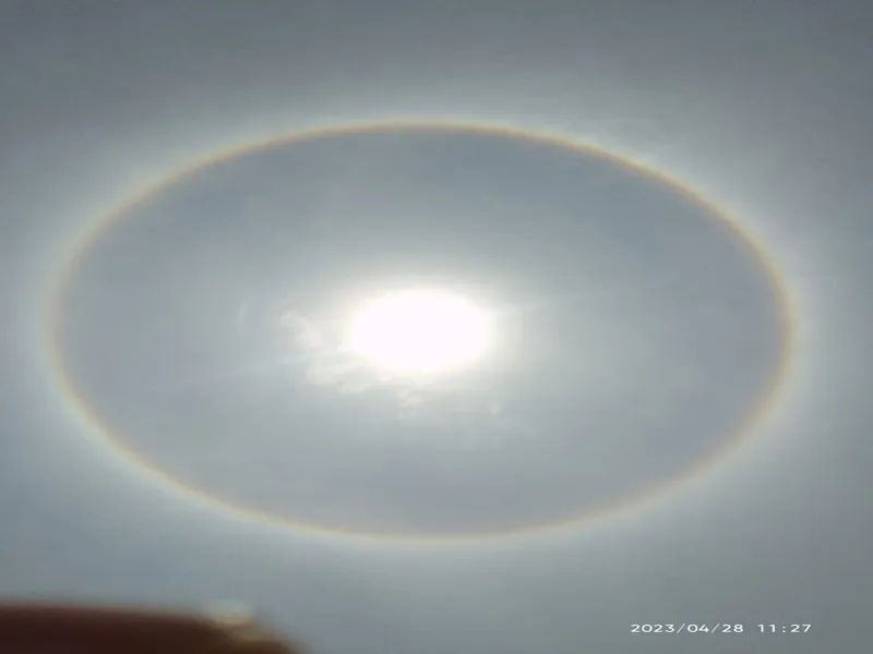 आसमान में दिखा अद्भुत नजारा: सूरज के चारों ओर दिखी सतरंगी रिंग, जानें इसे क्या कहते हैं वैज्ञानिक