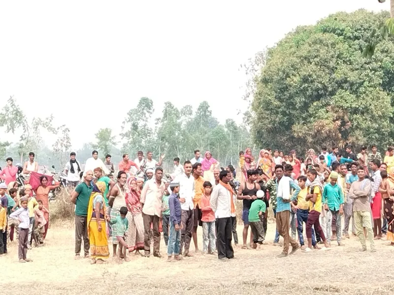 बहराइच: पेड़ से लटकता मिला अज्ञात युवक का शव, सूचना पर पहुंची पुलिस ने शव उतरवाया, नहीं हो सकी पहचान
