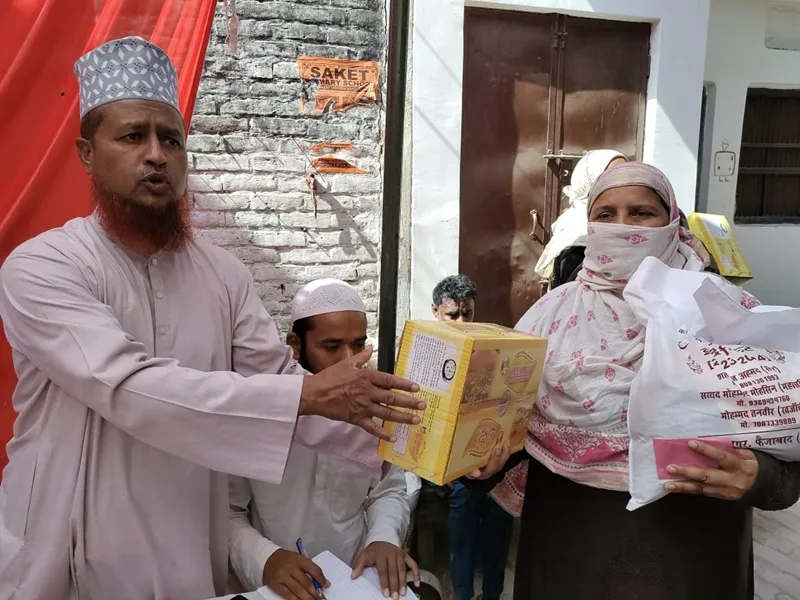 अयोध्या: वेलफेयर सोसाइटी ने 200 जरूरतमंदों को बांटी ईद - किट