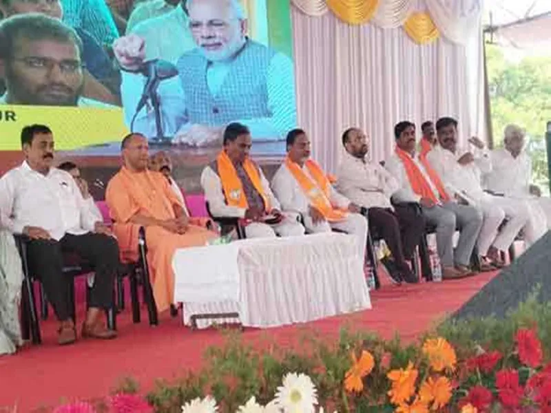 राज्यपाल आनंदीबेन पटेल ने लखनऊ तो सीएम योगी ने कर्नाटक में सुनी मोदी के मन की बात