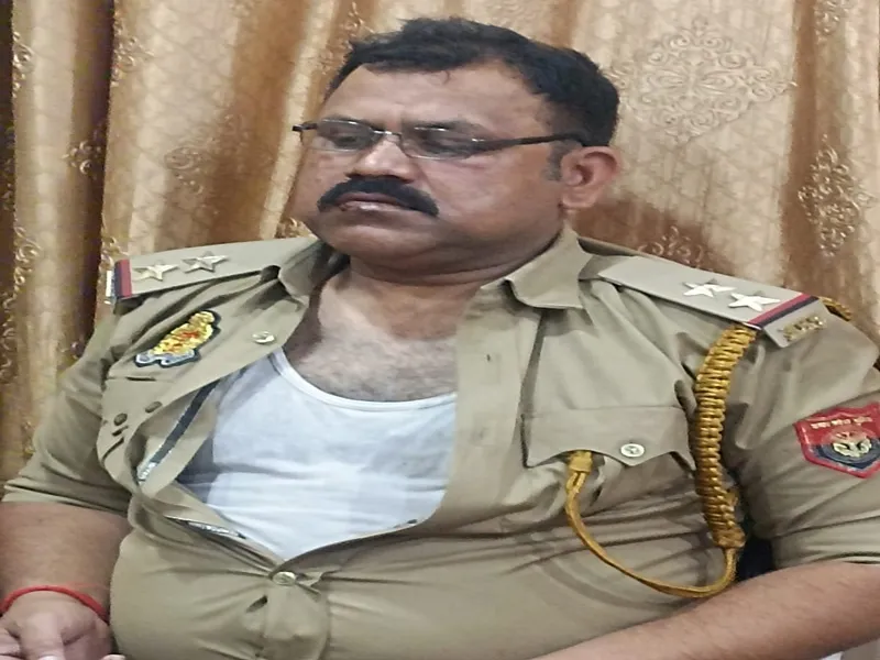 बाराबंकी: Suicide की नियत से कार के आगे कूदा युवक, परिजनों ने को दरोगा जमकर पीटा, सात गिरफ्तार