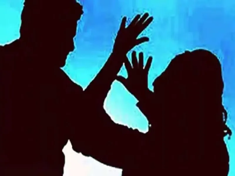 एटा में पानी भरने के विवाद में दबंगों ने महिला को पीटा, अस्पताल में मौत 