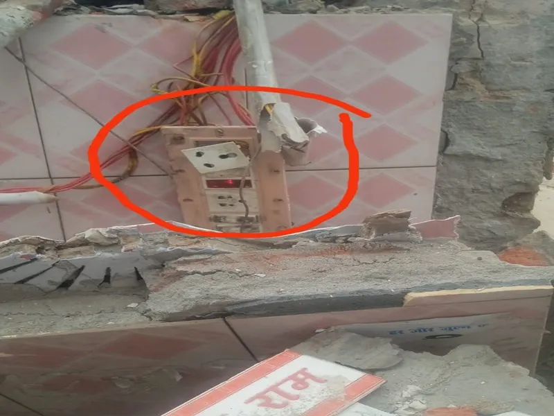 अयोध्या: बिजली कनेक्शन काटे बगैर ढहाया मन्दिर, मलबे में अब भी दौड़ रहा करंट