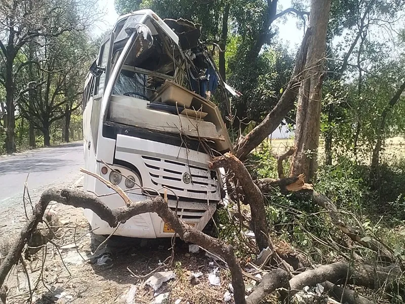 प्रयागराज से अयोध्या आ रही टूरिस्ट बस पेड़ से टकराई, चालक घायल 