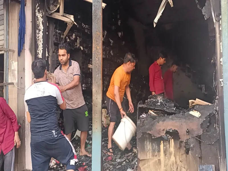 गोंडा: दवा के थोक व्यापारी के ड्रग हाउस में लगी भीषण आग, डेढ़ करोड़ की दवाइयां जलकर राख