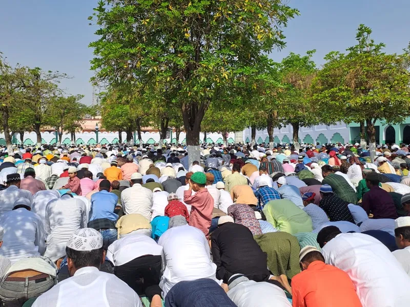 गोंडा: सजदे में झुके सिर, मांगी अमन चैन की दुआ, जिले भर की मस्जिदों में अदा की गई ईद की नमाज