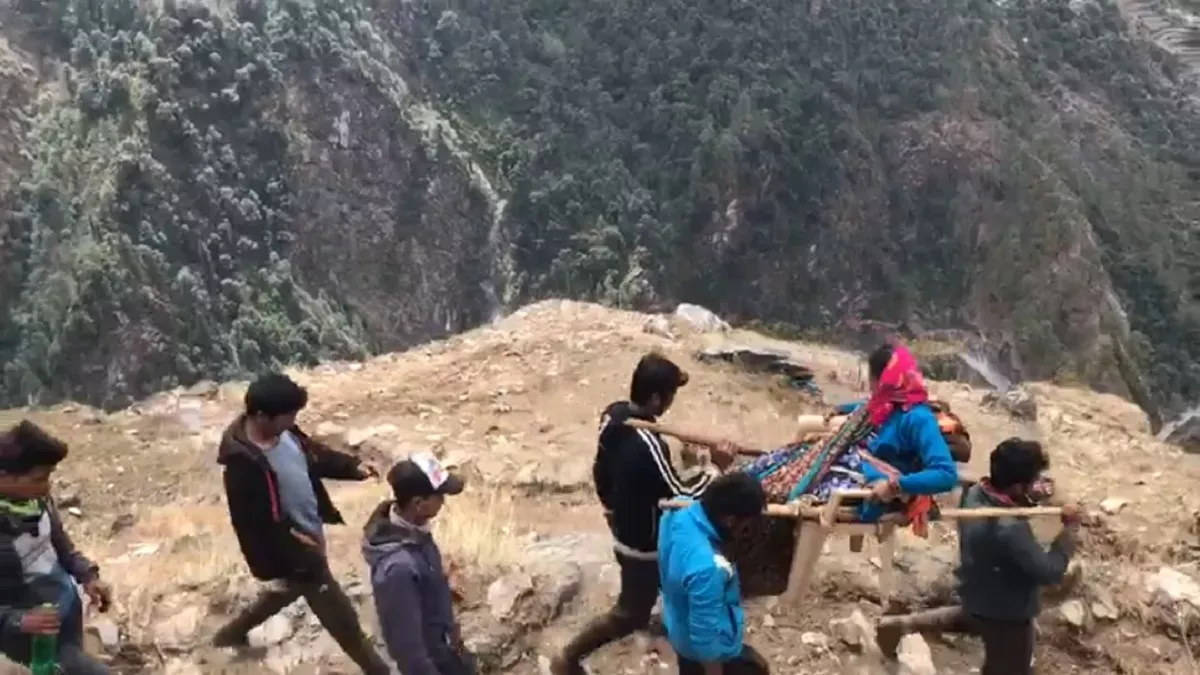 देहरादून: डंडी-कंडी की पालकी में बैठाकर मरीज को पहुंचाया अस्पताल 