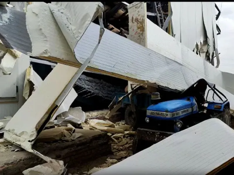 बुलंदशहर: कोल्ड स्टोर के मलबे में 36 घंटे से फंसे हैं दो मजदूर, रेस्क्यू आपरेशन जारी