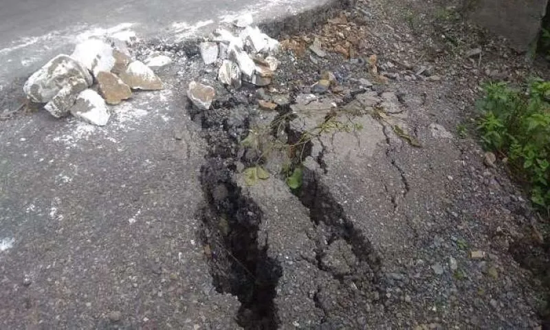 अल्मोड़ा: निर्माण मार्ग पर दरकी पहाड़ी, कई गांवों का संपर्क टूटा  