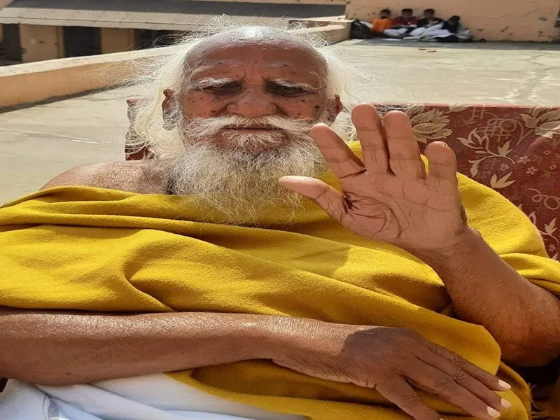 अयोध्या: फलाहारी बाबा को सरयू में दी गई जलसमाधि, संत ने 70 वर्षों से ग्रहण नहीं किया था अनाज