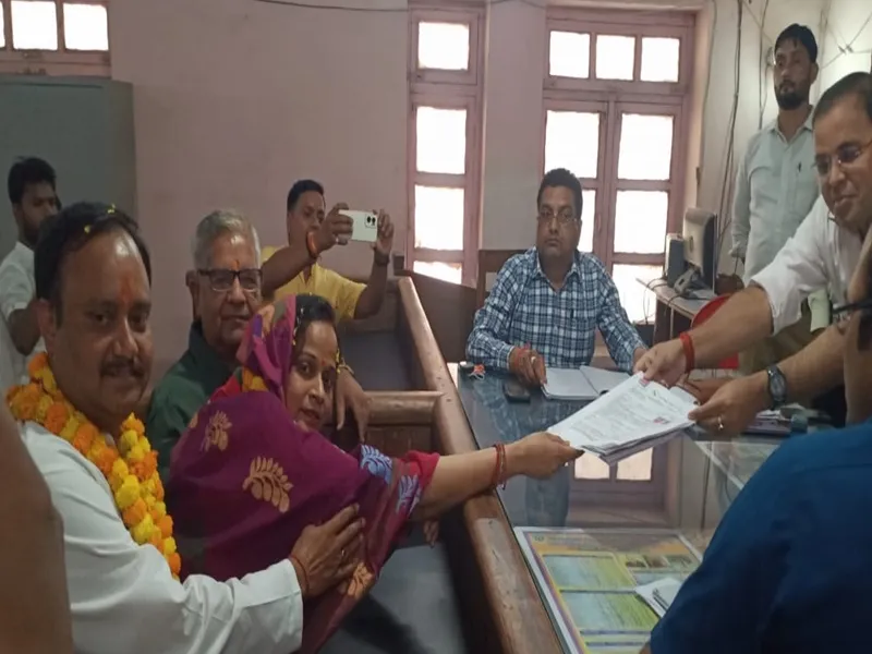निकाय चुनाव 2023: नगर पालिका बस्ती से सपा उम्मीदवार नेहा वर्मा ने दाखिल किया नामांकन