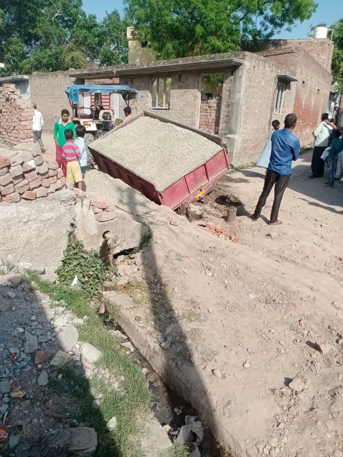 बरेलीः पाइप लाइन डालने को खोदी सड़क बनी मुसीबत