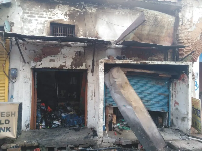 अयोध्या: हनुमान गढ़ी के पास दुकान में लगी आग से पति पत्नी की मौत - देखें Video