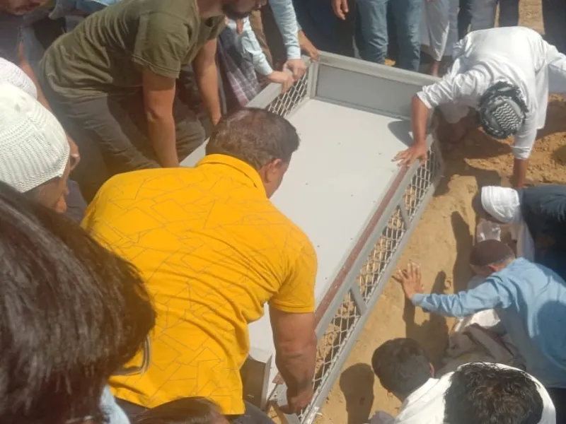 प्रयागराज: असद और गुलाम का शव पहुंचा कब्रिस्तान, पुलिस की कड़ी सुरक्षा - देखें Video