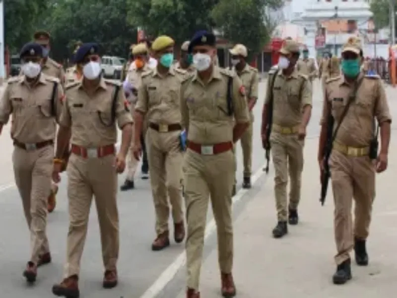 अतीक-अशरफ की हत्या के बाद गोरखनाथ मंदिर के पास भारी पुलिस बल तैनात 