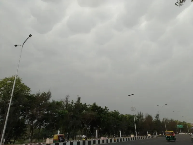 लखनऊ : आसमान में छाए काले बादल, मौसम हुआ सुहाना 