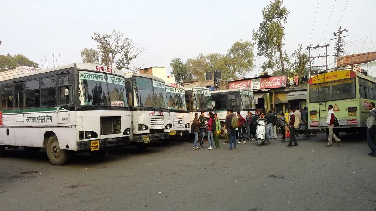हल्द्वानी: खबर का असर - बस अड्डे से सामान समेटकर चंपत हुए अवैध दुकानदार, मुफ्त में जला रहे थे सरकारी बिजली 