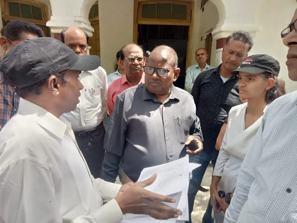 बरेली: छात्राओं ने जबरन फेल करने का लगाया आरोप, अभिभावकों संग किया प्रदर्शन