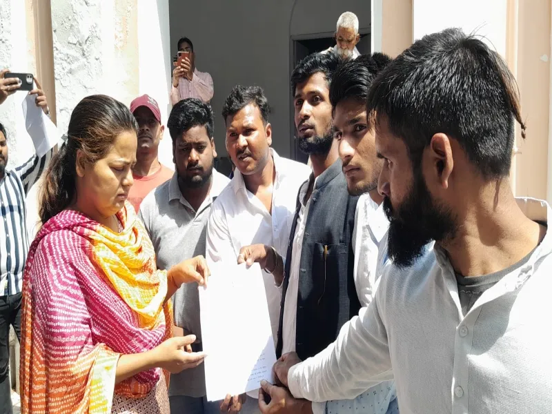 बहराइच: पुष्पेंद्र हत्याकांड के दोषी पुलिस कर्मियों को फांसी देने की मांग