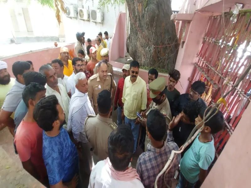 देखें Video : वाराणसी में चौरा माता मंदिर की मूर्ति की गई खंडित, श्रद्धालु बोले- दोषियों पर हो सख्त कार्रवाई 