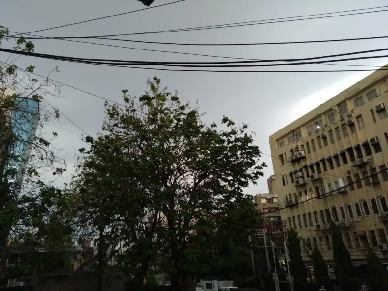 लखनऊ : बादलों के घिरने से दिन में छाया अंधेरा, बारिश से सुहाना हुआ मौसम 