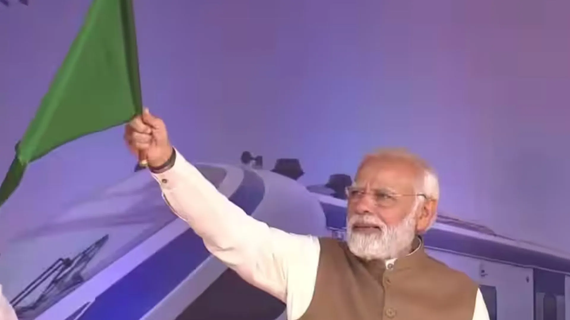 मध्य प्रदेश को पहली Vande Bharat Express ट्रेन की सौगात, PM मोदी ने दिखाई हरी झंडी