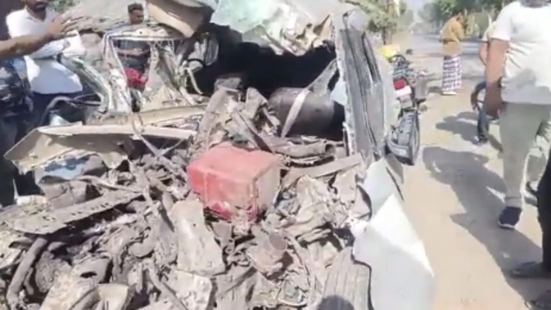 बलरामपुर में बड़ा सड़क हादसा, एक ही परिवार के 6 लोगों की मौत