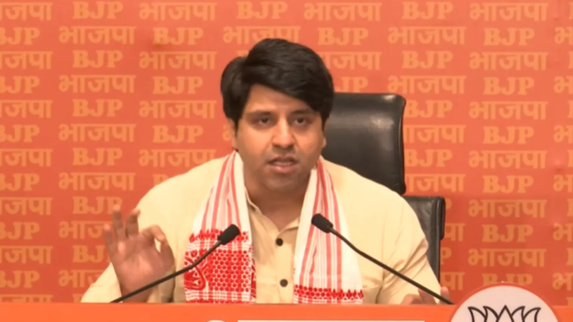 कांग्रेस को ओबीसी समुदाय से भी माफी मांगनी चाहिए : शहजाद पूनावाला 