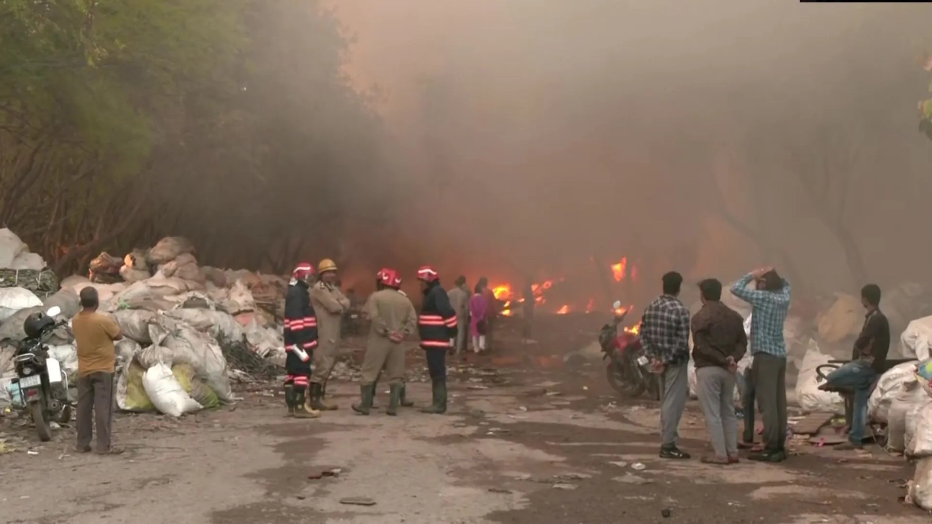 दिल्ली : टिकरी पीवीसी बाजार में प्लास्टिक के गोदाम में लगी आग, किसी के हताहत होने की सूचना नहीं 