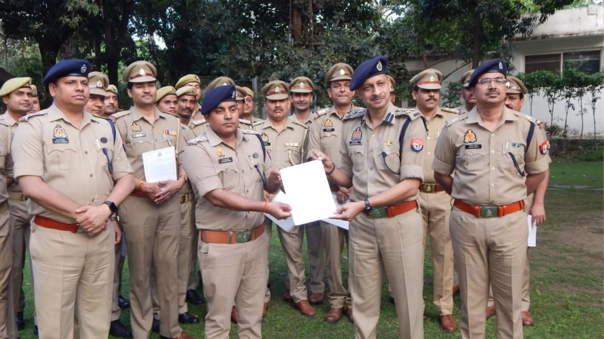 मुरादाबाद: सीए हत्याकांड का पर्दाफाश करने वाली पुलिस टीम की डीआइजी ने थपथपाई पीठ