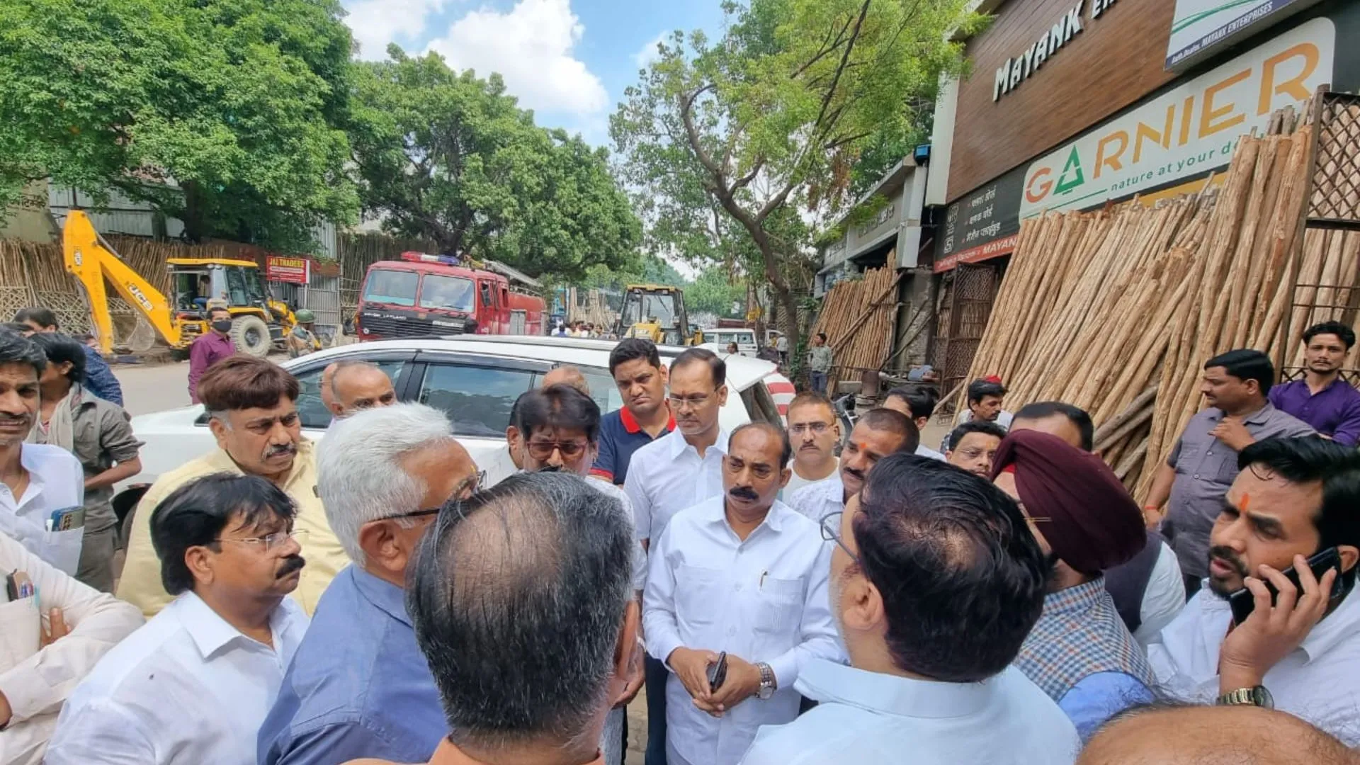 उत्तर प्रदेश आदर्श व्यापार मंडल के पदाधिकारी-व्यापारी नेता संजय गुप्ता के नेतृत्व में कानपुर अग्निकांड के पीड़ित व्यापारियों से मिले