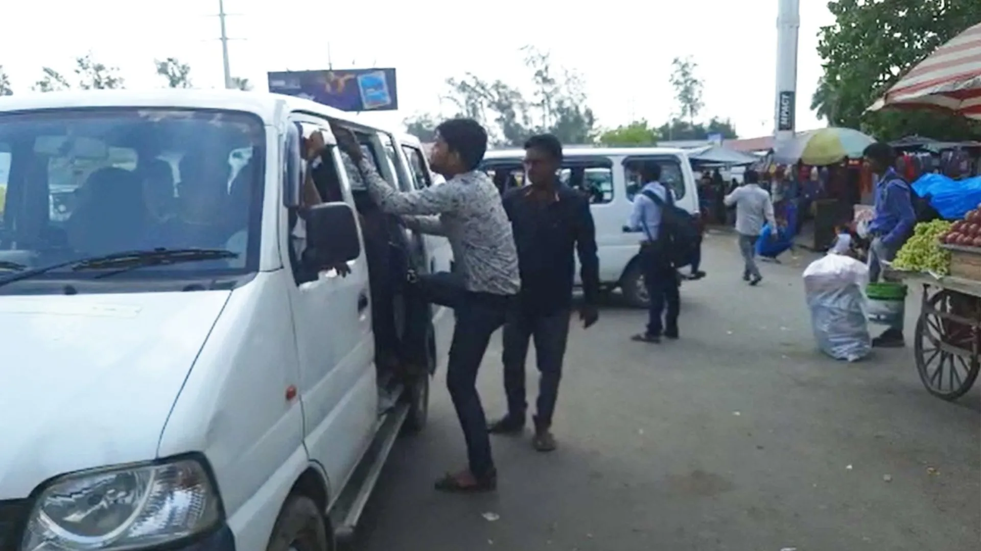 बरेली: सेटेलाइट पर डग्गामार वाहनों की बल्ले-बल्ले, रोडवेज को लगा रहे चूना, अवैध टैक्सी स्टैंडों की भरमार