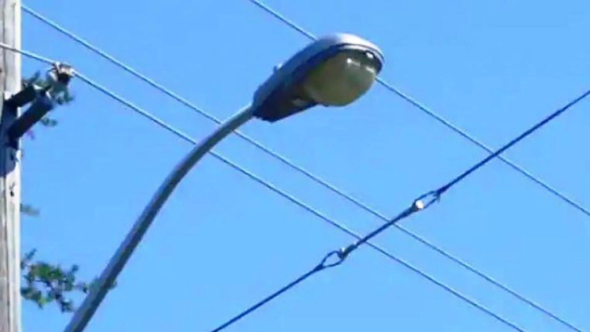 बरेली : कैंफर स्टेट कॉलोनी के स्ट्रीट लाइट की सप्लाई विद्युत विभाग ने काटी, अंधेरे में डूबीं सड़कें