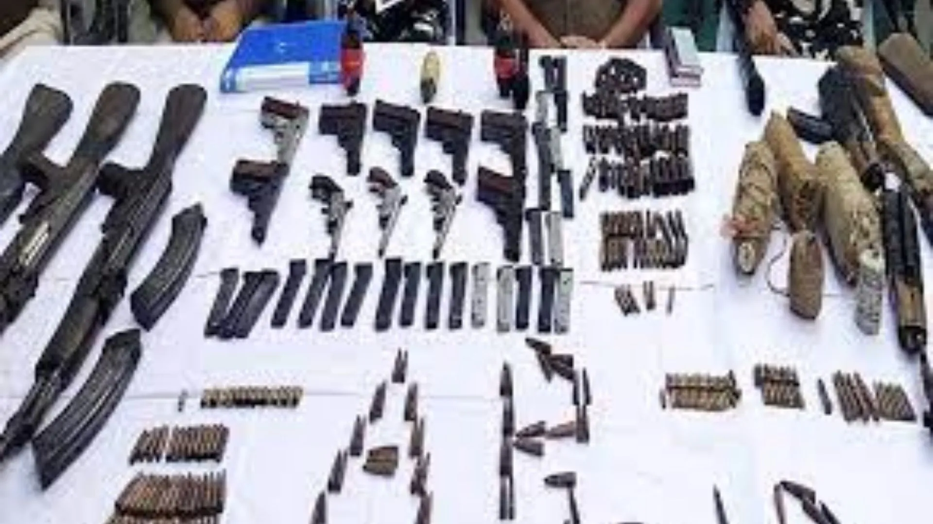 जम्मू कश्मीर : पुलिस ने सांबा में संदिग्ध पैकेट से हथियार और विस्फोटक किए बरामद 